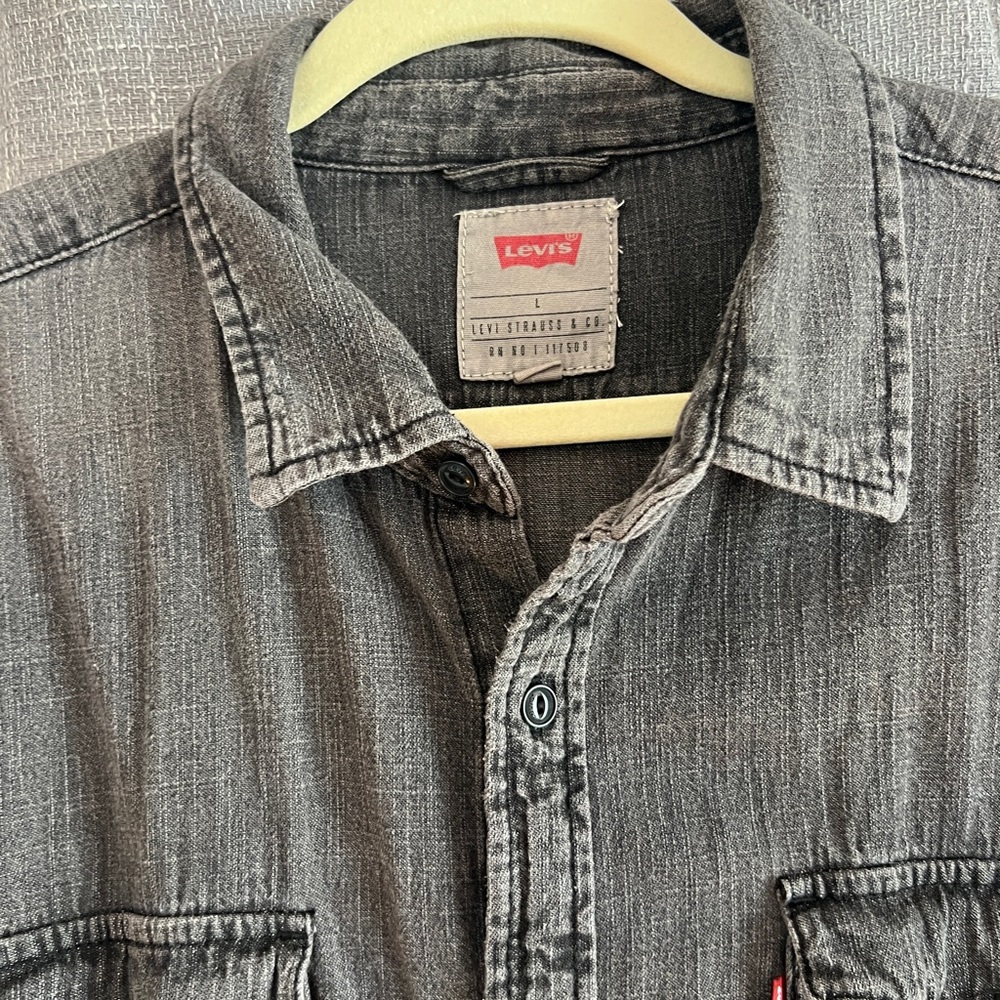 Levi’s Men’s black/gray denim button down shirt with branded buttons - Large - Picture 7 of 14